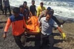 Petugas gabungan mengevakuasi jenazah seorang pria yang ditemukan meninggal dunia di sela-sela batu pemecah ombak Pantai Purnama.