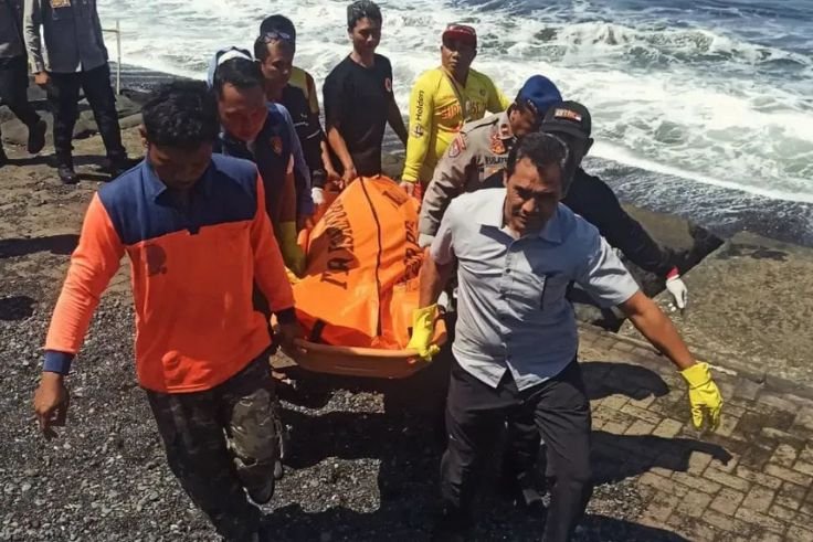 Petugas gabungan mengevakuasi jenazah seorang pria yang ditemukan meninggal dunia di sela-sela batu pemecah ombak Pantai Purnama.
