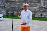 Bupati Badung I Wayan Adi Arnawa menghadiri rangkaian karya suci sekaligus menandatangani prasasti Pura Segara Bengiat.
