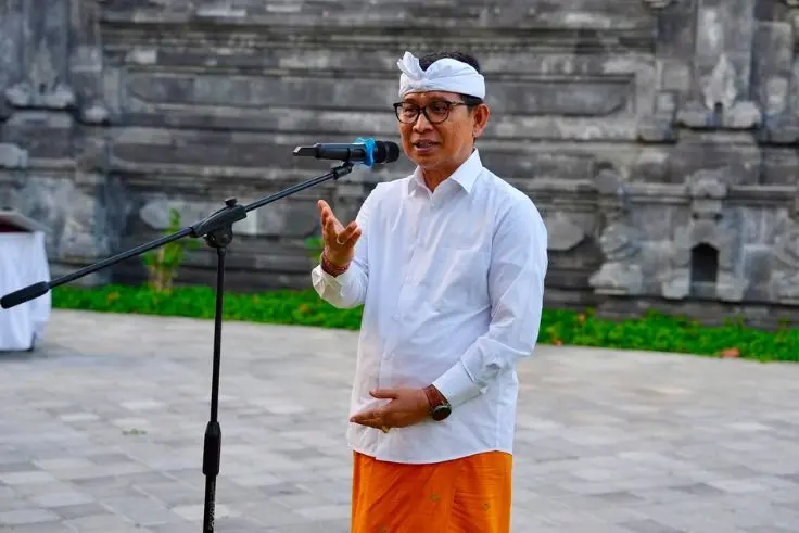 Bupati Badung I Wayan Adi Arnawa menghadiri rangkaian karya suci sekaligus menandatangani prasasti Pura Segara Bengiat.