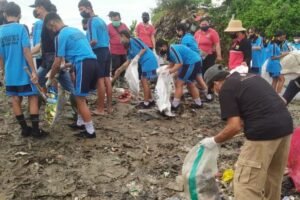 Gerakan serentak pilah sampah dari rumah di TPA Mandung, Kabupaten Tabanan, Kamis (30/4/2026).