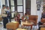 Petugas Polsek Denpasar Utara temukan tas milik WNA Australia yang tertinggal di dalam mobil taksi.