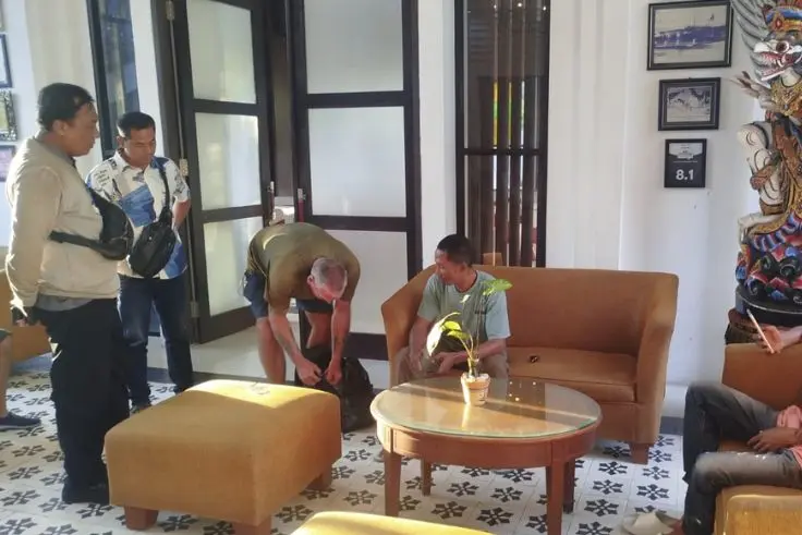 Petugas Polsek Denpasar Utara temukan tas milik WNA Australia yang tertinggal di dalam mobil taksi.