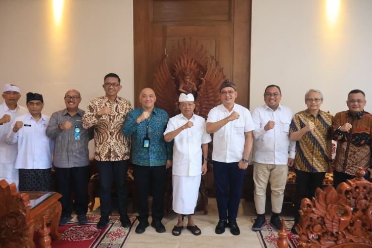 Gubernur Bali Wayan Koster saat menerima jajaran DJSN di Jayasabha, Denpasar.