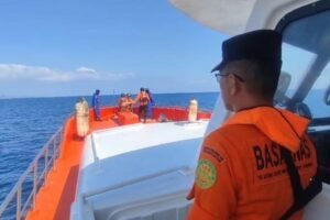 Tim SAR gabungan mengerahkan tiga kapal dan satu helikopter untuk memperluas pencarian korban kapal terbakar di perairan Selat Lombok pada hari ketiga operasi.