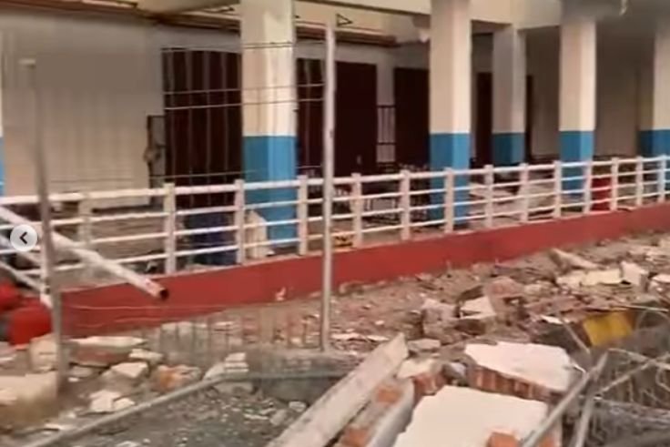 Pelabuhan Laurentius Say Maumere, Kabupaten Sikka, Nusa Tenggara Timur (NTT), roboh setelah diguncang gempa bumi yang berpusat di Kabupaten Nagekeo, Sabtu (15/8/2026).
