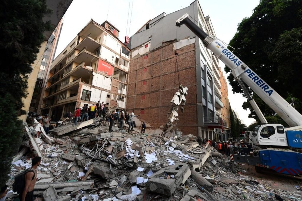 Tim penyelamat dan warga setempat menggunakan crane untuk membersihkan puing-puing dan mencari korban selamat di sebuah bangunan yang runtuh pasca gempa Kolombia di Pereira, pada 10 Agustus 2026. Gempa bumi berkekuatan magnitudo 7,4 melanda Kolombia pada 10 Agustus 2026, menewaskan setidaknya 111 orang, merusak lebih dari 1.500 bangunan, dan menyebabkan sejumlah orang yang belum diketahui jumlahnya tertimbun di bawah puing-puing. Pemerintah mengumumkan keadaan darurat untuk menangani gempa yang mengguncang beberapa kota di wilayah penghasil kopi, pesisir Pasifik, dan negara-negara Amerika Latin tetangga, sehingga membuat warga yang ketakutan berlarian ke jalan.(AFP/JAIME SALDARRIAGA)