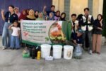 Mahasiswa KKN 52 UMBY bersama warga Dusun Derepan mempraktikkan pengolahan limbah sayuran menjadi pupuk organik cair (POC).
