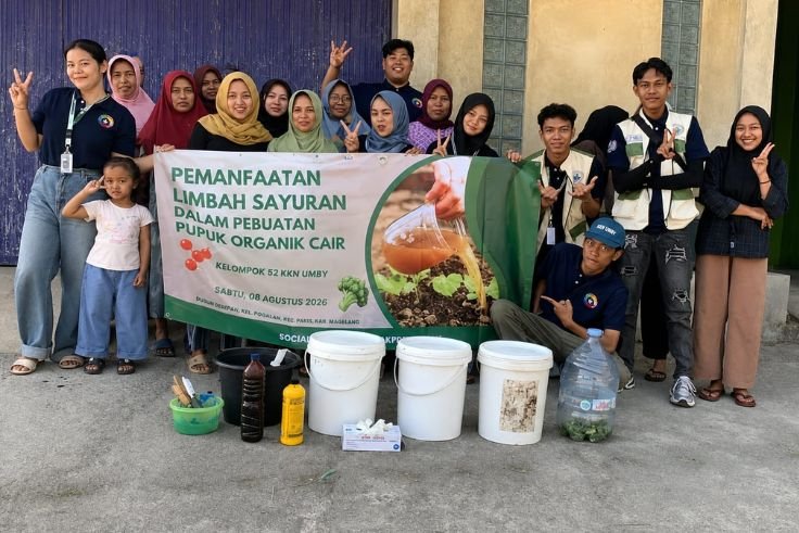 Mahasiswa KKN 52 UMBY bersama warga Dusun Derepan mempraktikkan pengolahan limbah sayuran menjadi pupuk organik cair (POC).