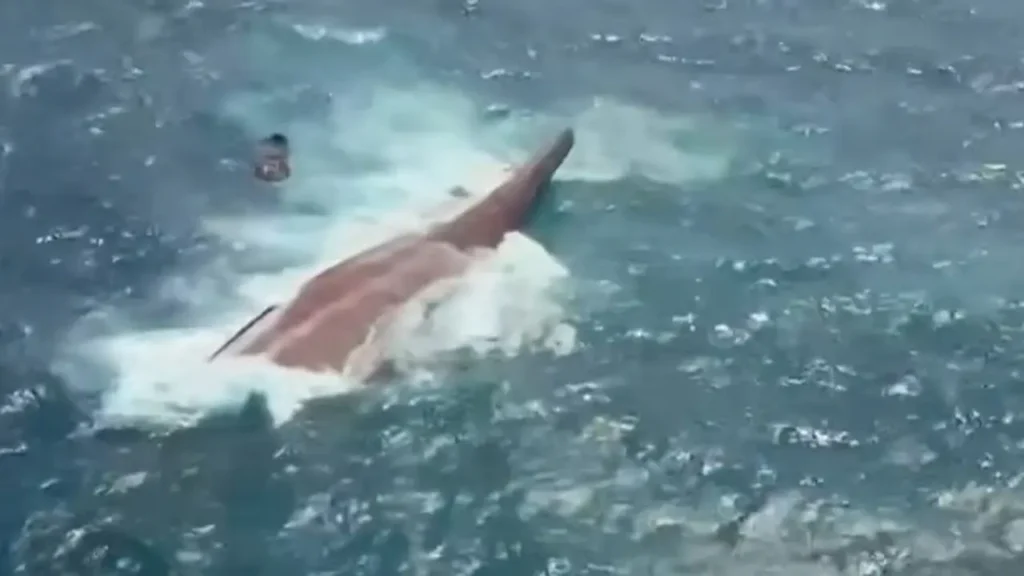 Foto: Potret udara Kapal Virgo Transport 8 yang terbalik usai hilang kontak di Laut Jawa. (dok.Basarnas)