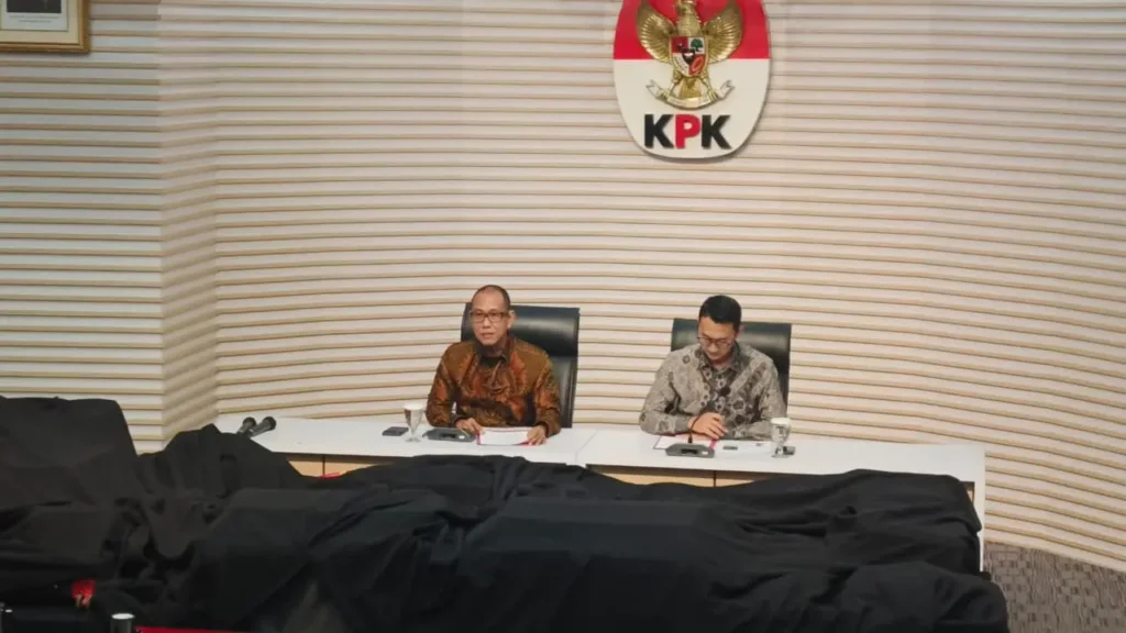Komisi Pemberantasan Korupsi (KPK) menggelar konferensi pers terkait dugaan tindak pidana korupsi berupa suap dan penerimaan lainnya di lingkungan Kementerian ATR/BPN.