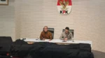 Komisi Pemberantasan Korupsi (KPK) menggelar konferensi pers terkait dugaan tindak pidana korupsi berupa suap dan penerimaan lainnya di lingkungan Kementerian ATR/BPN.