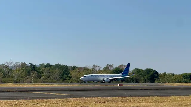 Pesawat Garuda GA604 pecah ban