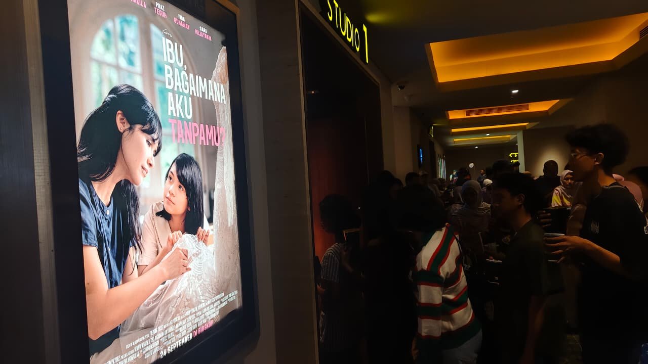 Foto Suasana gala premier film Ibu, Bagaimana Aku Tanpamu di Plaza Indonesia, Jakarta Pusat.