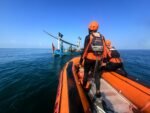 Tim SAR gabungan masih melakukan upaya pencarian untuk menemukan keberadaan Marcin di sekitar perairan maupun pesisir Pantai Tembles.