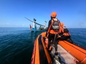 Tim SAR gabungan masih melakukan upaya pencarian untuk menemukan keberadaan Marcin di sekitar perairan maupun pesisir Pantai Tembles.