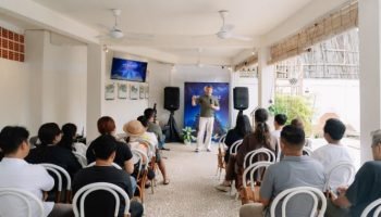 Discussion and networking during the BVR ONE Monthly Crypto Meet Up in Canggu, Bali.