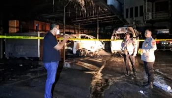 Kapolsek Kediri Kompol I Nyoman Sukadana meninjau lokasi gudang mobil yang terbakar hebat di Banjar Sanggulan, Tabanan.