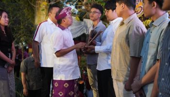 Gubernur Bali Wayan Koster bersama Bupati Made Mahayastra serahkan beasiswa secara simbolis ke penerima.