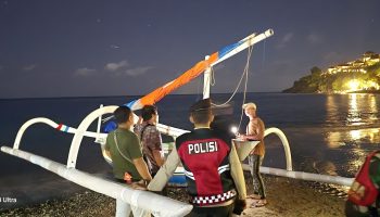 Sampan ditemukan tanpa awak terdampar di Pantai Lean. Kuat dugaan nelayan hilang di tengah laut.