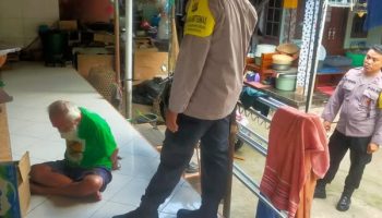 Pensiunan Polri diduga depresi mengamuk membawa pisau.