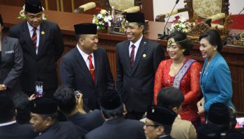 Gubag usai dilantik menjadi Anggota DPRD Gianyar diberi ucapan selamat oleh Bupati Agus Mahayastra.