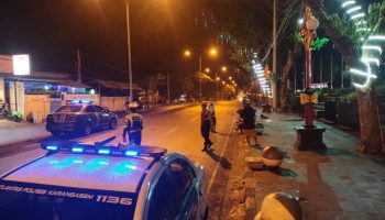 Polisi dari Polres Karangasem berjaga di jalur yang biasa digunakan tempat trek-trekan.