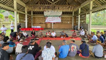 Petani berkumpul mendengar pemaparan dari HKTI dan Polda Bali.