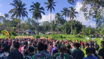 Suasana pemakaman ibu dan anak di Karangasem.