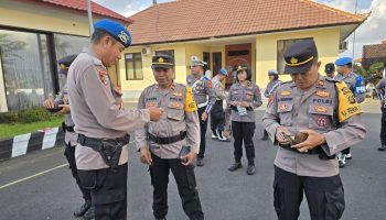 Anggota Propam Polres Karangasem (kiri) memeriksa kelengkapan anggotanya sebelum menggelar Operasi Patuh Agung 2025.
