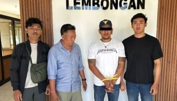 Pelaku berbaju putih dengan tangan diikat telah ditahan polisi.