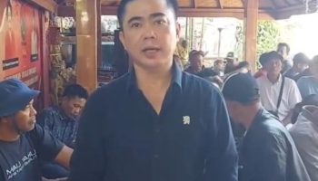 Anggota DPRD Jembrana, I Ketut Suastika menerima keluhan para orangtua siswa di Melaya.