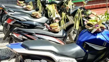 Mengupacarai kendaraan bermotor saat hari raya Tumpek Landep. (Foto: Istimewa)