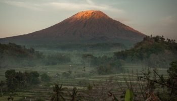 Gunung Agung Gunung Agung (sumber foto: Unsplash/Ankhurr Chawaak)