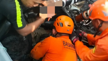 Proses evakuasi korban dari truk oleh Tim SAR (sumber foto: Basarnas Bali)