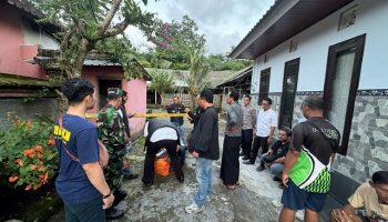 Polisi saat berada di TKP ibu rumah tangga yang mengakhiri hidup di kamar mandi.