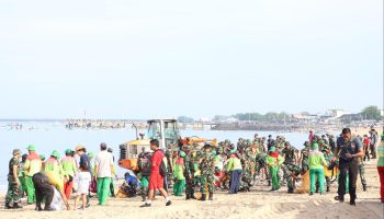 Aksi bersih-bersih Pantai Kedonganan, Badung, Bali, menyambut Hari Peduli Sampah Nasional (HPSN) 2025, Minggu.