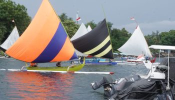 Belasan perahu layar penuhi Teluk Gilimanuk, Jembrana, Bali, dalam sebuah ajang lomba, Minggu kemarin.