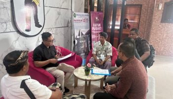 Perwakilan warga Bugbug saat melapor ke Kejari Karangasem.