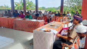 Situasi Paruman Desa Adat Pendem yang mengevaluasi kinerja Nro Bendesa (sumber foto: istimewa)