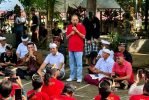 Koster berdialog dengan pecalang Desa Adat Buleleng bertepatan dengan perayaan Tumpek Uye, Sabtu (7/2/2026).