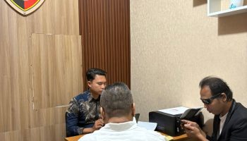 Seorang kakak (kanan) melaporkan adik kandungnya karena diduga terlibat penculikan anak kandung.