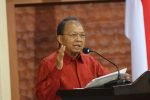 Gubernur Bali Wayan Koster memberikan arahan kepada kepala desa dan lurah se-Kota Denpasar terkait percepatan pengelolaan sampah berbasis sumber di Gedung Sewaka Dharma, Denpasar, Senin (9/3).