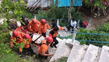 Proses Evakuasi Wisatawan AS Terjatuh di Tangga Pantai Atuh (sumber foto: istimewa)