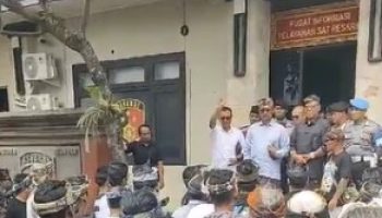 Keluarga korban penganiayaan berdarah di Jalan Tojan kembali datangi Polres Gianyar.