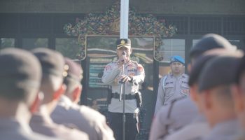 Kabag Ops Polres Bangli saat memimpin dan memberi arahan ke pasukan terkait May Day 2025.