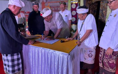 Prajuru Desa Adat Manuaba, Desa Kendran, Kecamatan Tegalalang berkomitmen mengatasi sampah selama piodalan.