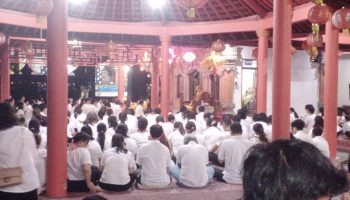 Umat Budha di Gianyar gelar prosesi Waisak hingga dini hari di Wihara Amurva Bhumi.
