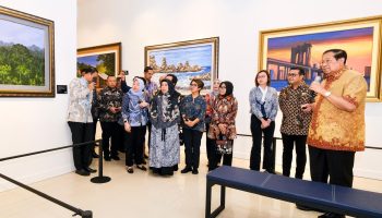 SBY (kanan) saat menjelaskan karya lukisan di hadapan Menteri Ekraf, Teuku Riefky Harsya beserta jajaran Kementerian di Cikeas.