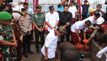 Peletakan batu pertama Gedung Jantung Terpadu di areal RSUD Sanjiwani Gianyar oleh gubernur, bupati disaksikan forkopimda.